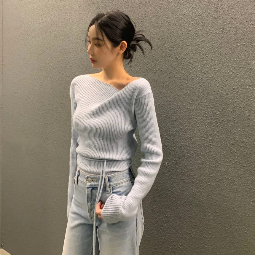 Chic V-Neck Long Sleeve Knitted Sweater Women\'s Slimming Top Autumn Winter Design Sense Belted Fashion Commute Style Pure Color