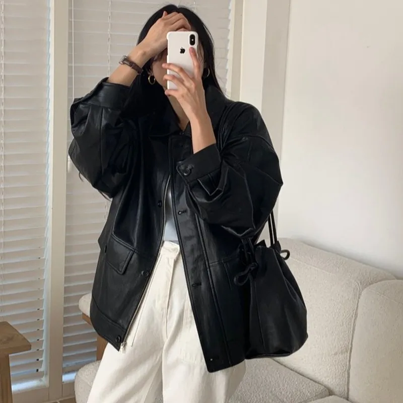 ファッショナブルなカジュアルレザージャケット秋冬ジッパーポケットスタンドカラーオールマッチアウターウェア若い女性のためのルーズフィット長袖