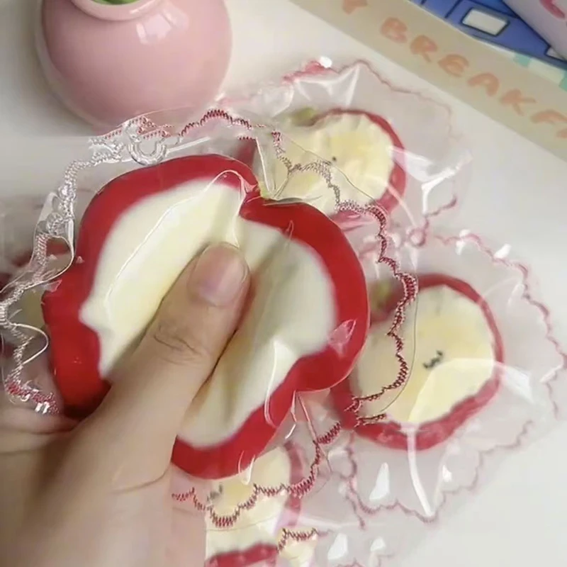 Tarta de huevo de colores para alivio sensorial suave del estrés con crema de manzana y fresa