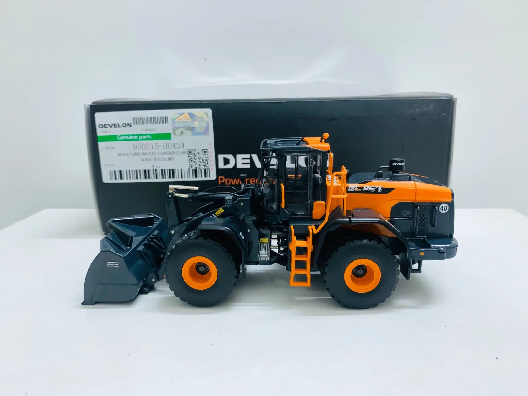 

Develon DL867 Wheel Loader 1:50 Scale DieCast Metal Machines Model Collectible Mechanical Engineering