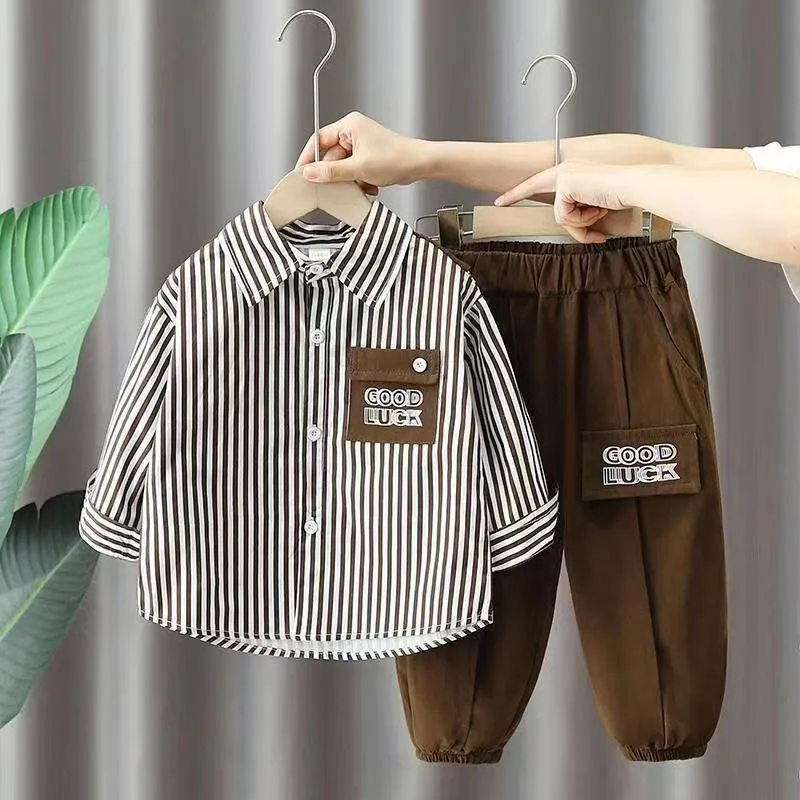 Neue Frühjahr-Herbst-Kleidungssets für Jungen, langärmliges, gestreiftes Hemd mit Buchstaben-Label + Hose, 2-teiliger Anzug für Kinder von 2-8 Jahren, Freizeitkleidung – Detail 3