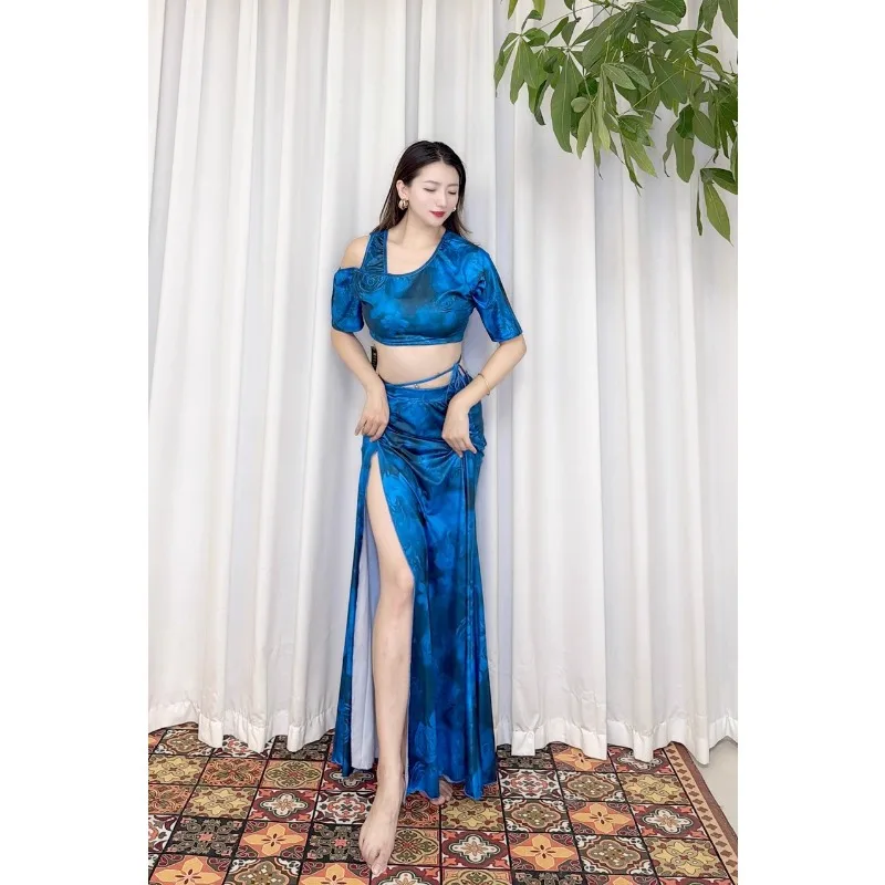 맞춤형 스웨갈 2025 신상 벨리댄스 의상 오리엔탈 댄스 의상 블루 로즈 프린트 탑과 스플릿 스커트