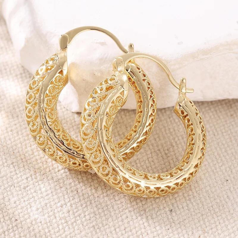 Vintage Palace Style Floral Hollow Hoop Earrings For Women Light Luxury Golden Plated Daily Earrings Party Jewelry