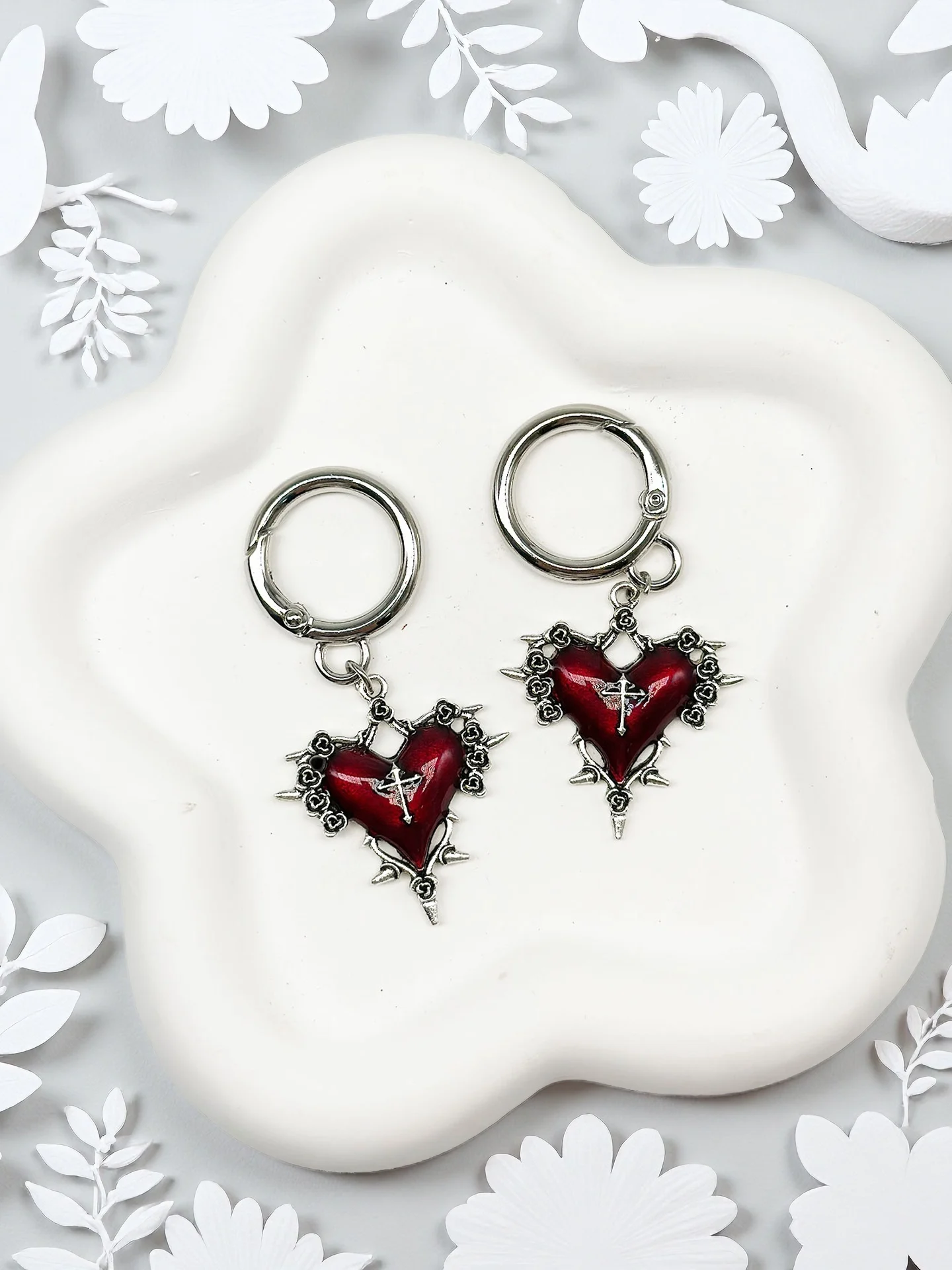 2-Piece Set of Dark Series Gothic Cyber Style Retro Gothic Red Hearts, Suitable for Autumn Shoes and Boots, Fashionable Detachable DIY Cool and Unique Zinc Alloy Material, Lightweight, Shoe Accessories, Suitable for Both Men and Women, DIY Shoe Decorations, Shoe Heel Pendant Decoration