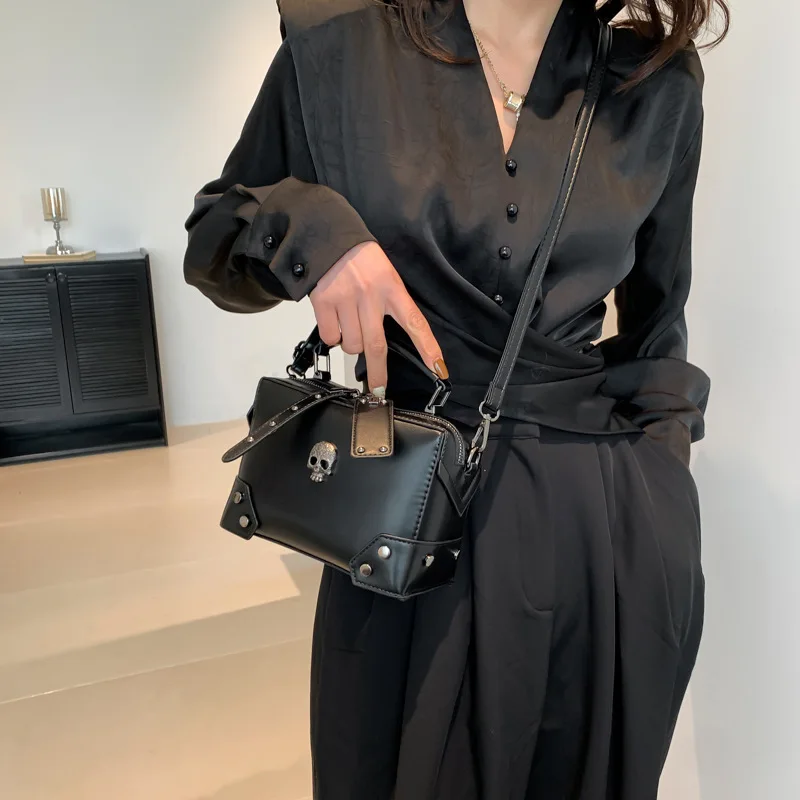 حقيبة كروس على شكل جمجمة للنساء حقيبة حمل أوروبية وأمريكية 2026 موضة جديدة حقيبة دراجة نارية ببرشام هيكل عظمي حقيبة كتف C064 #1