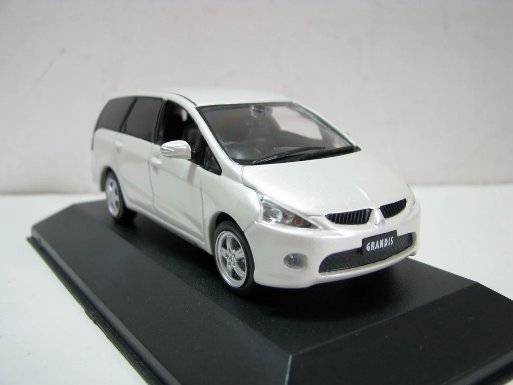 Flaws Diecast escala 1:43 primer MITSUBSHISHI GRANDIS 2003 coche de aleación defectuoso blanco modelo coleccionable juguete para regalo exhibición de recuerdo