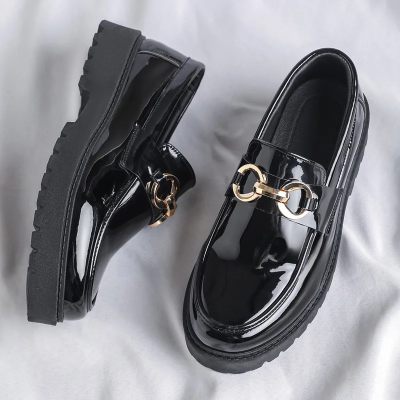 Herren-Freizeitsneakers, Herren-Slipper aus glänzendem Lackleder, Herren-Lederschuhe mit dicker Sohle und Metallschnalle, die die Körpergröße optisch erhöhen, Herren-Freizeitschuhe im britischen Stil für den täglichen Gebrauch. – Detail 5