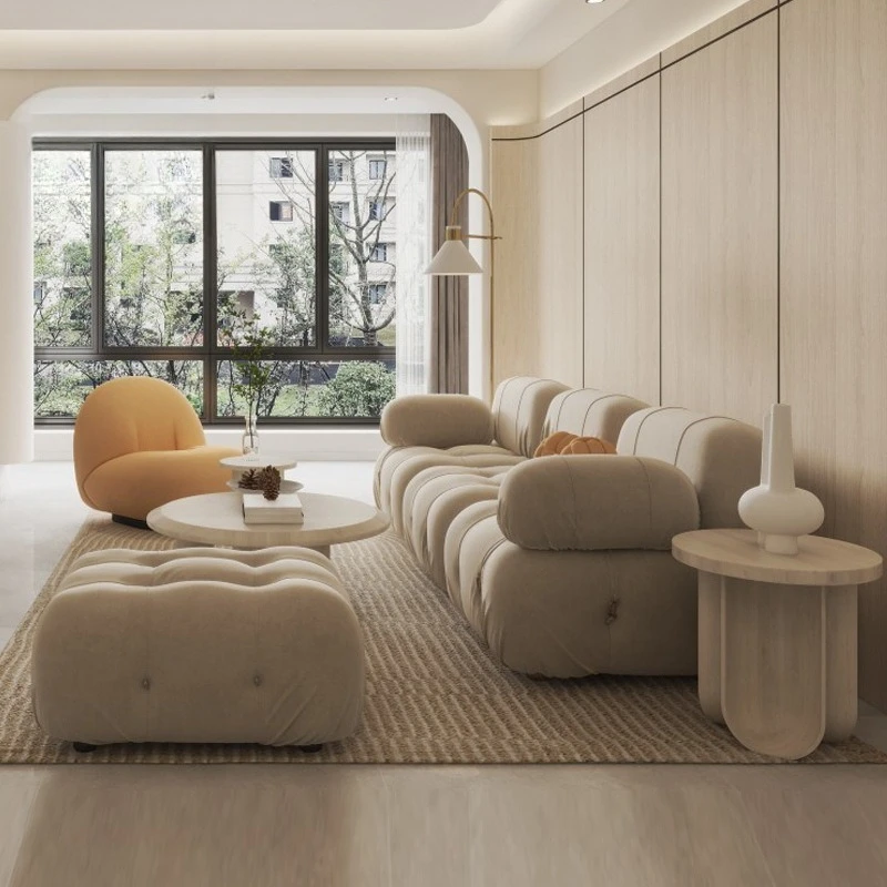 Modelowy pokój, kremowa sofa, miękka dekoracja, designerski nowoczesny stół i krzesła do jadalni w stylu lekkiego luksusu, pełny zestaw.