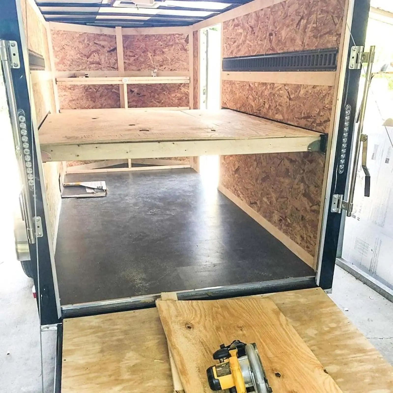 

Heavy Duty Wood Beam End Socket Iron E Track Accessories Portable Spare Parts for Commercial Shelf Construction