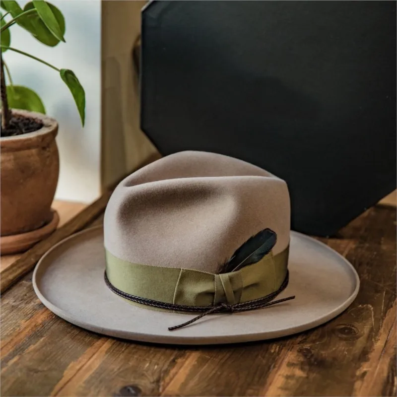 A fashionable solid-color top hat in green