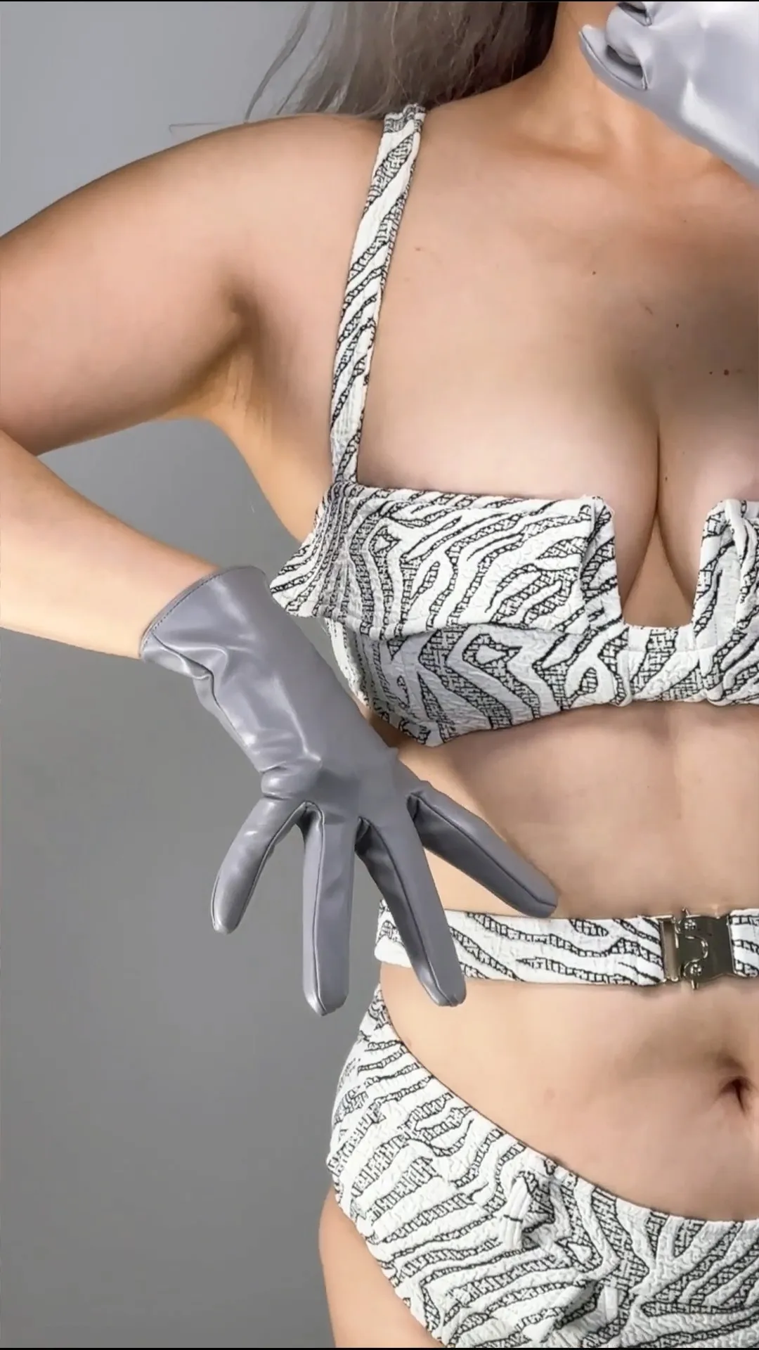 DooWay قفازات نسائية قصيرة للغاية من الجلد اللاتكس من الجلد الصناعي PU فضي رمادي قابل للتمدد 6 بوصة من النخيل PU قفاز قيادة للسهرة