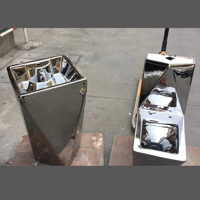 Toilette europea in oro di lusso leggero, toilette in oro tiranno locale, toilette elettrolitica, lavabo a colonna per il lavaggio delle mani