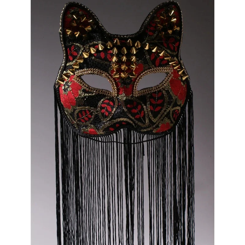 قناع بولي فينيل كلوريد أحمر ثلاثي الأبعاد على الطراز الصيني للبالغين ، أحمر وأسود ، غطاء رأس بشراشيب غزل ، دعامة أداء رائعة ، مسرح غناء عصري