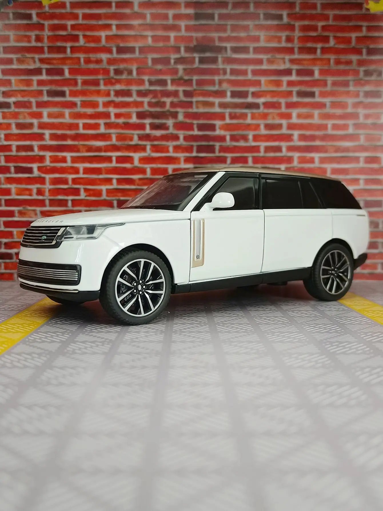 

1: 32 Range Rover 2022 alloy off-road vehicle model SUV car ornament children's door can be opened toy fine workmanship