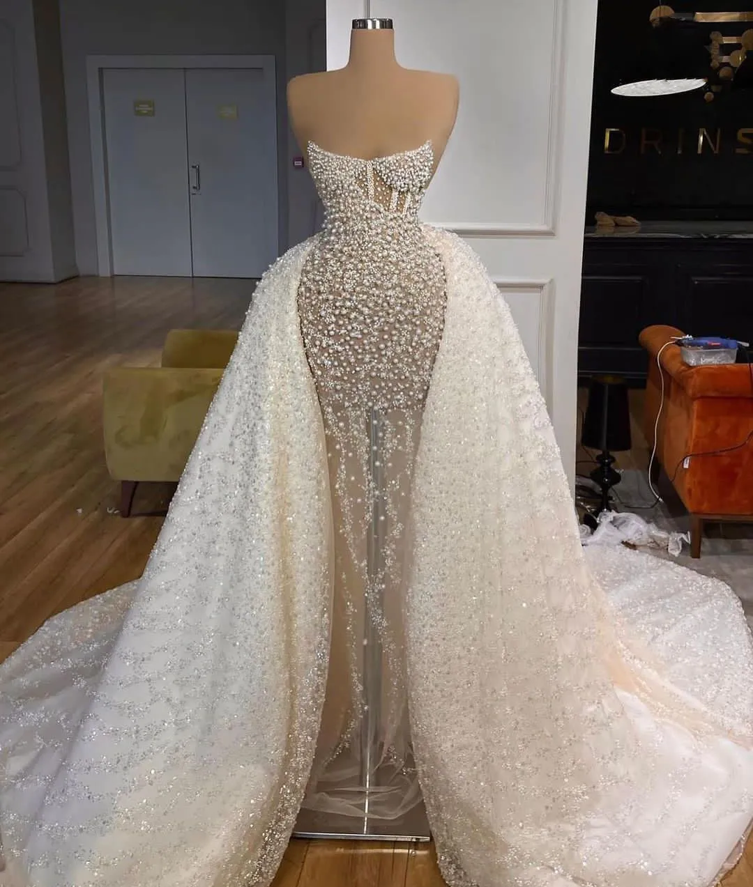 Luxury Wedding Dress Sleeveless Sequins Pearls Beaded 3D Lace Appliques Detachable Train Bridal Gowns Vestido De Novia Customize