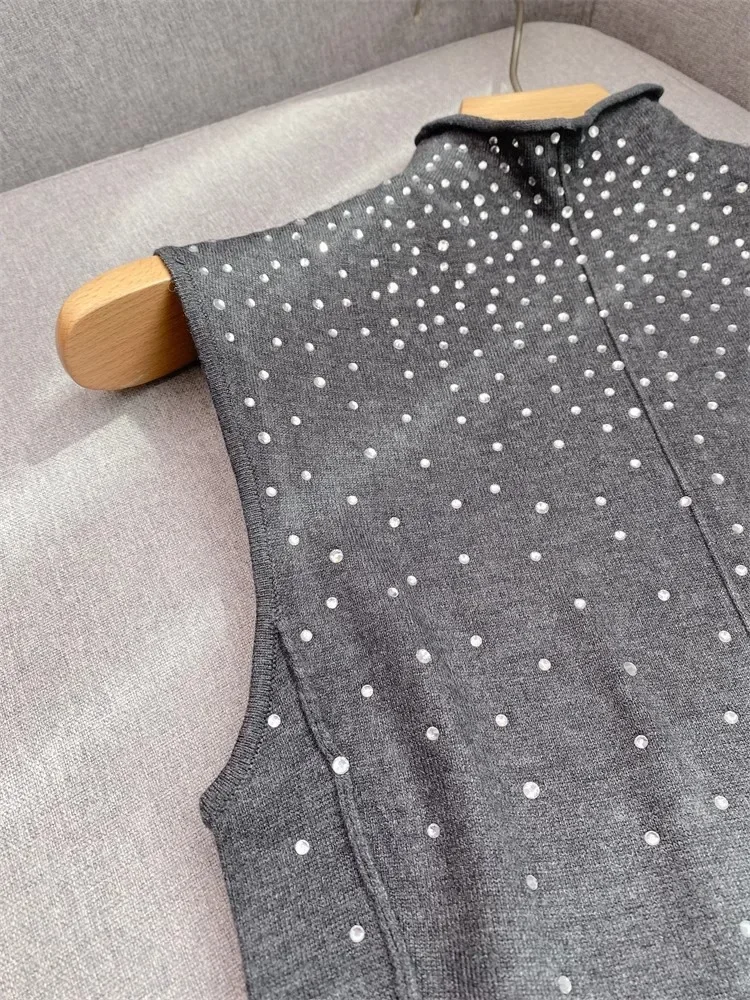 فستان محبوك رمادي متطور للنساء للربيع/الصيف برقبة دائرية بدون أكمام فستان فريد من نوعه