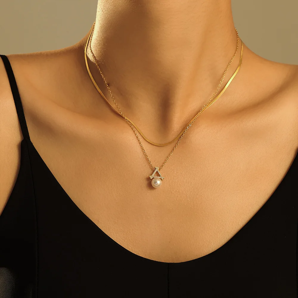 A New Style of Triangular Diamond-Encrusted High-Gloss Shell Beads, Electroplated Simple Style Collarbone Light Luxury Pendant Necklace