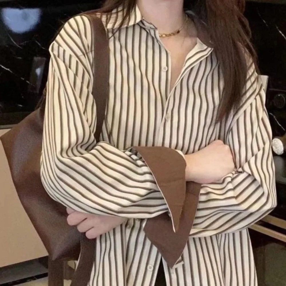 Camisas listradas femininas com decote em v, roupas compridas, mangas damasco, café, estilo coreano, blusa, moda urbana, camisas simples com botões listrados