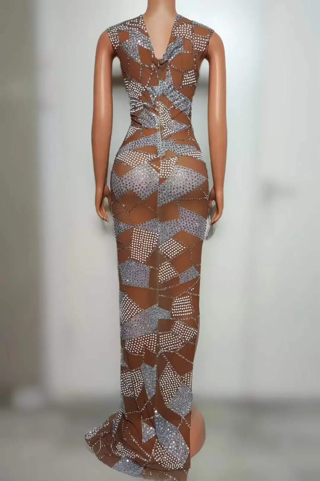 فستان مثير شفاف من خلال شبكة شفافة بطول الأرض للنساء بدون أكمام بحجر الراين الكامل مطرز بالخرز لامع لالتقاط الصور لأعياد الميلاد