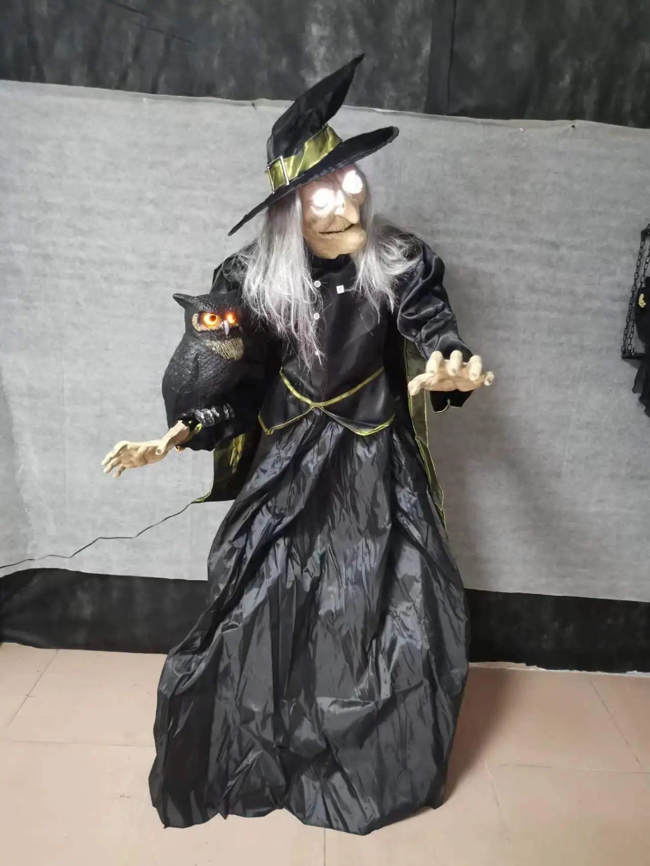

Halloween Electric Glow Witch with Owl Ornament Horror Haunted House Scary Ornament Secret Room Escape Props