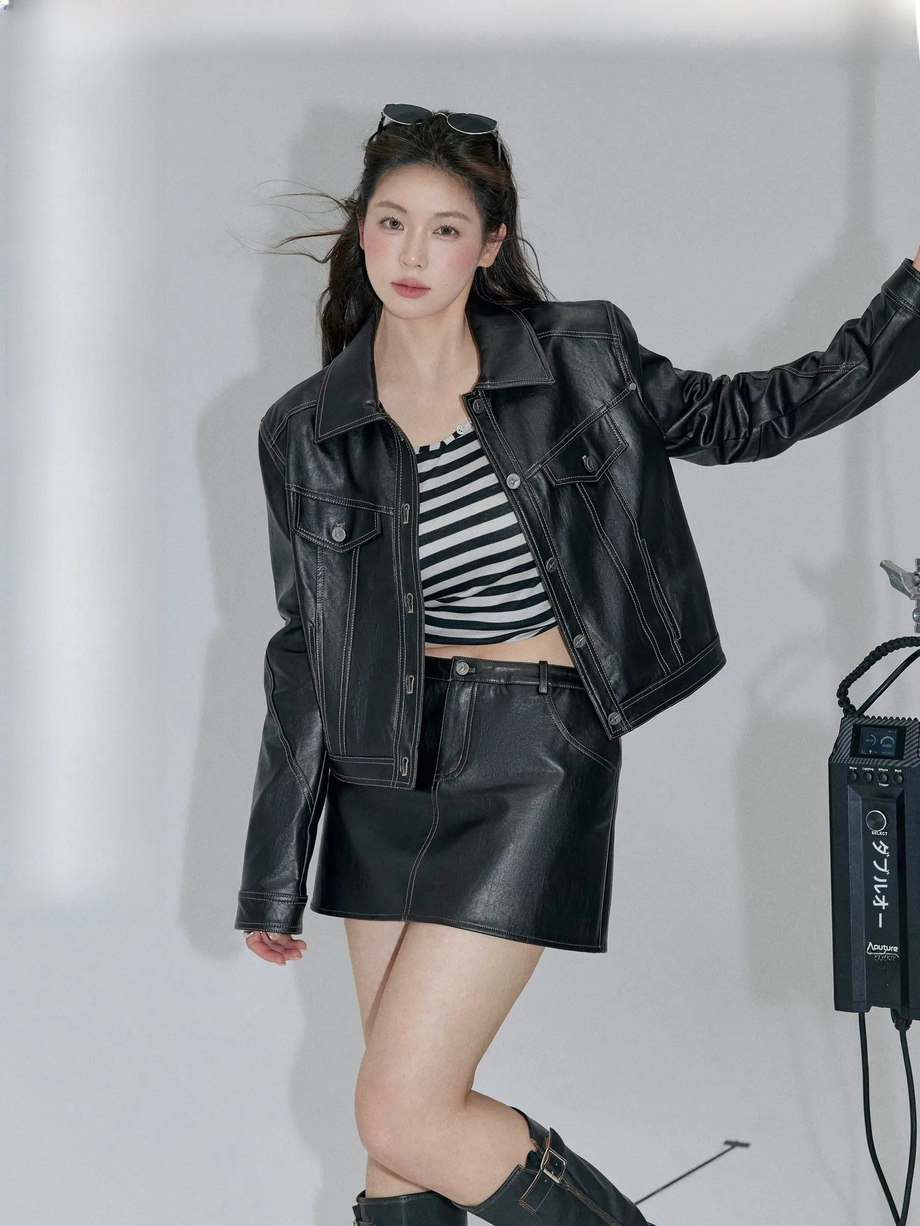 

Комплект из кожаной куртки с ретро-воротником и юбки-обертки больших размеров от Jiulu Studio "Monsoon Miation" для женщин, модная весенняя коллекция.