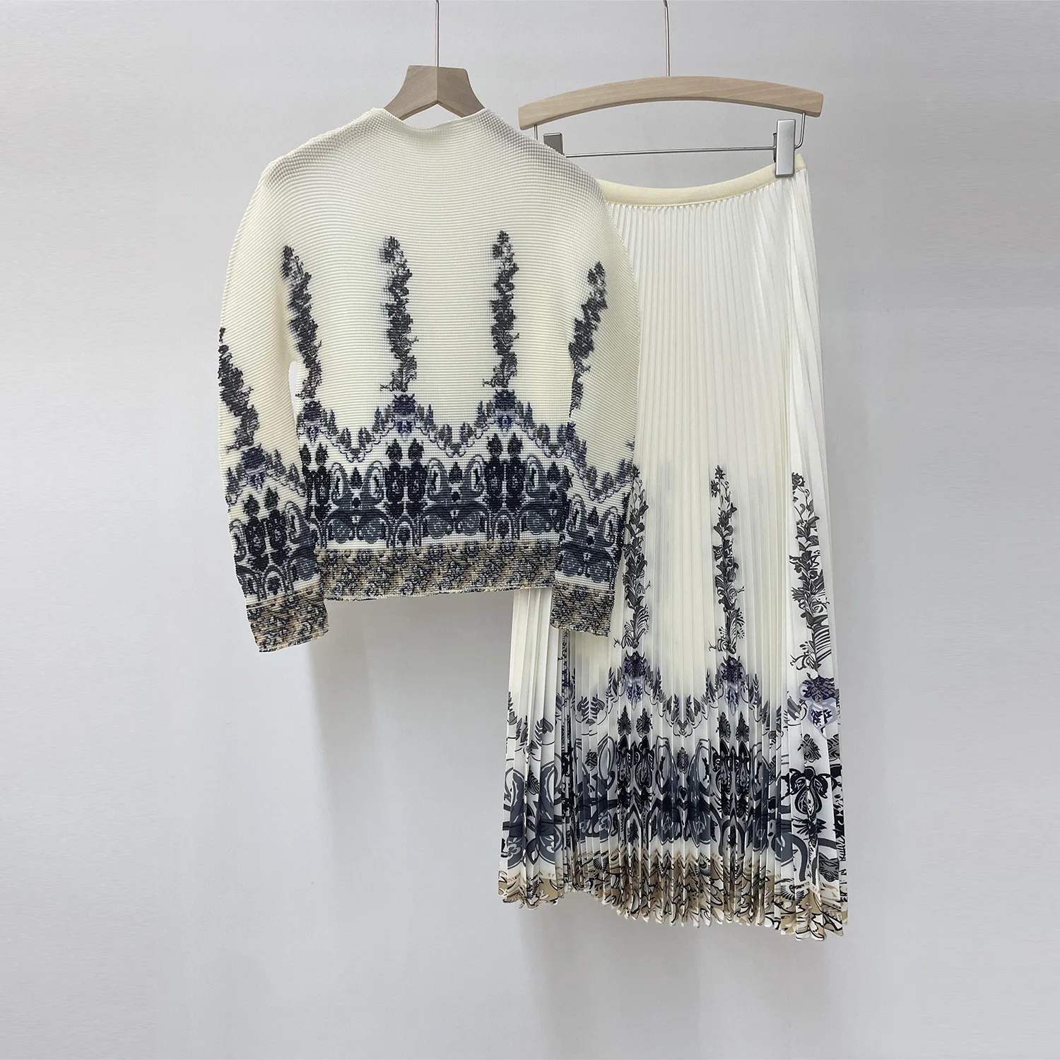 European-style fashion court-inspired printed top and T-shirt set with a casual and stylish high-waisted pleated skirt.