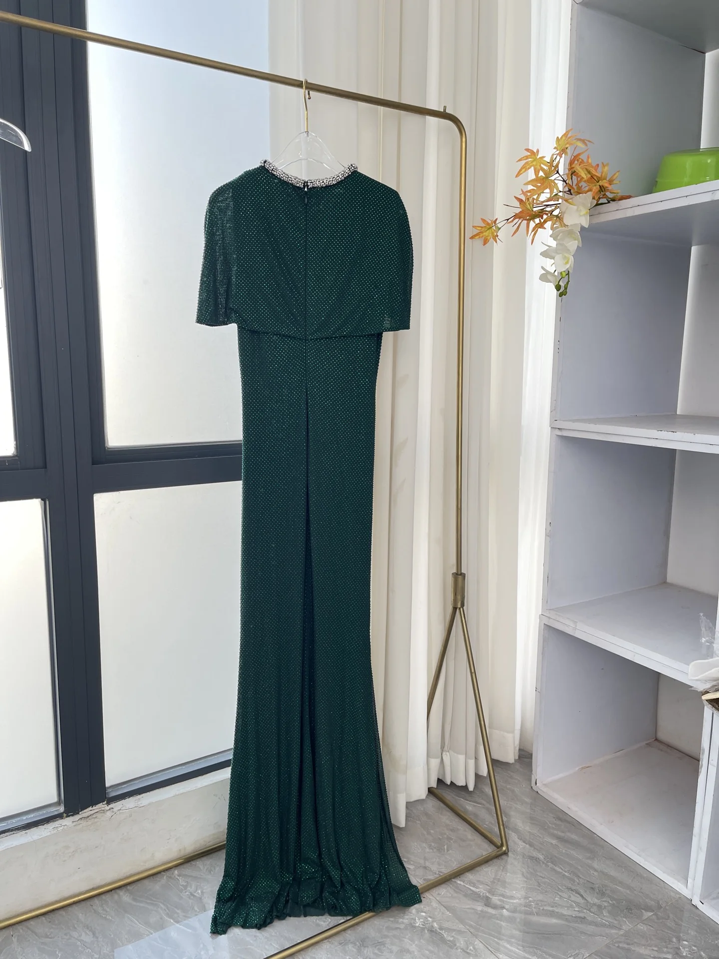 Nowa, zielona sukienka maxi z krótkim rękawem, zdobiona diamentami, idealna na imprezę, model 2025.