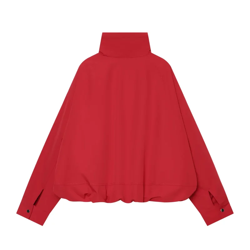 Neue wasserabweisende, wattierte Damenjacke mit Stehkragen, Kordelzug am Saum, Reißverschluss, losen langen Ärmeln, Taschen und kurzem Schnitt aus Baumwolle. – Detail 5