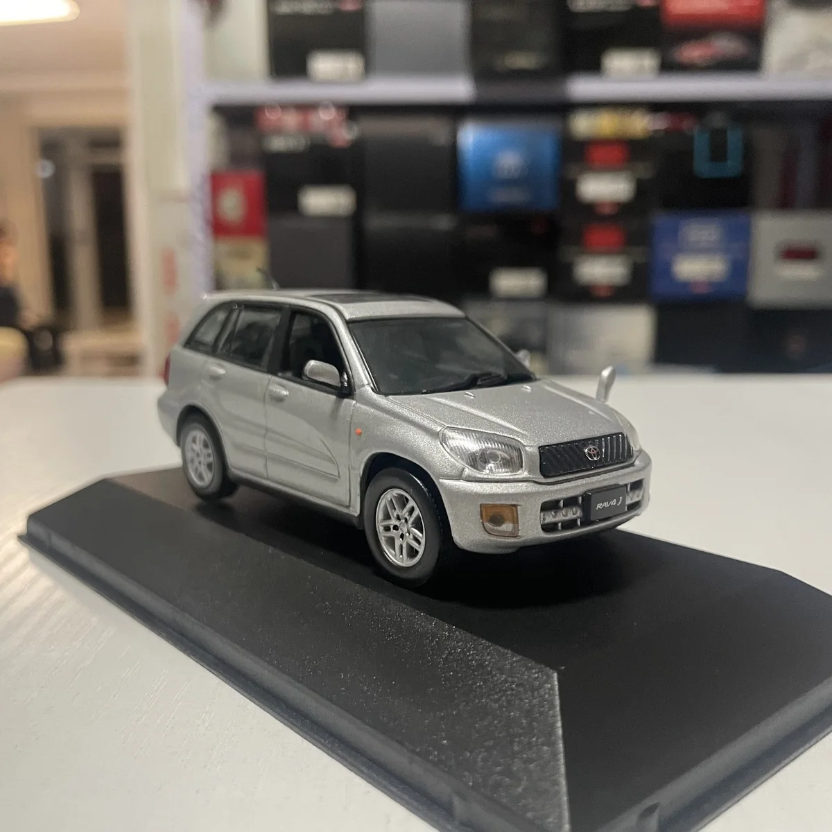 Kyosho Die-cast 1:43 Scale TOYOTA RAV4 JX 2002 Old Off-road Vehicle Simulation Alloy Car Model Fans Collection Home Decoration