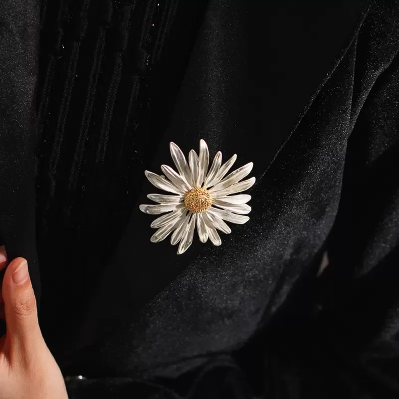 Classic Silver Color Daisy Flower Pin Brooch for Winter Sweater T-shirt Accessories Women Jewelry