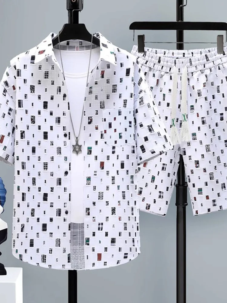 

Летний комплект из двух предметов: мужская тонкая рубашка из чистого хлопка в клетку и модные шорты.