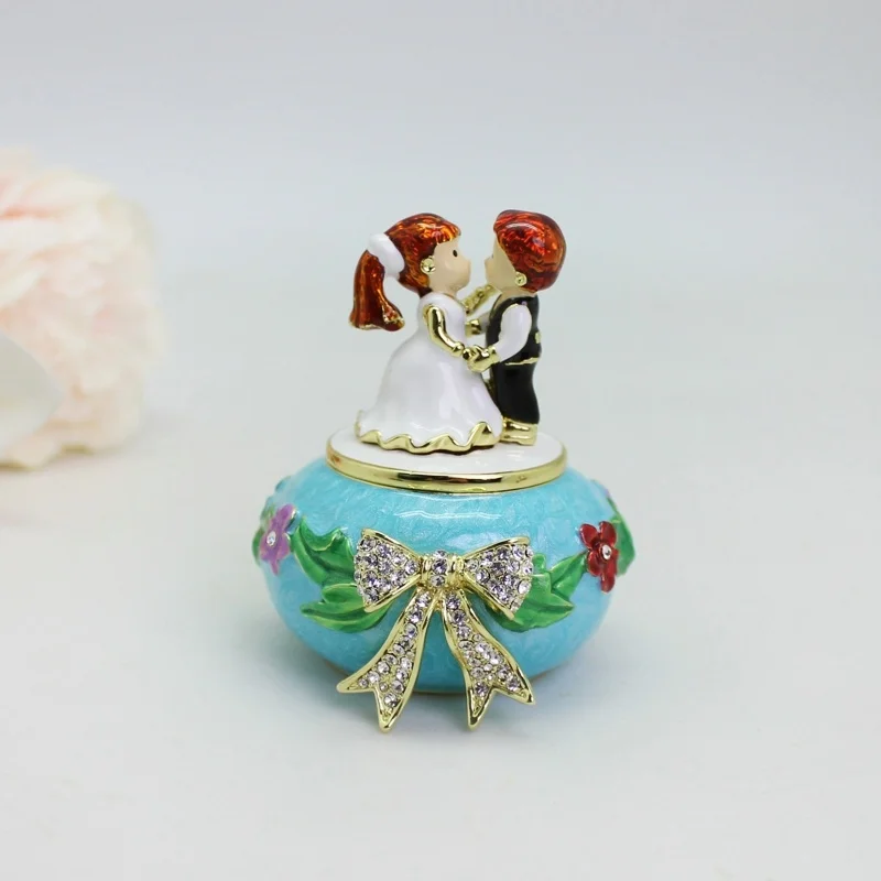 

SHINNYGIFTS Couple Dancing Enamel Trinket Box Hand Painted Jewelry Decor Box Romantic Statue for Women Wife Friend Girlfriend