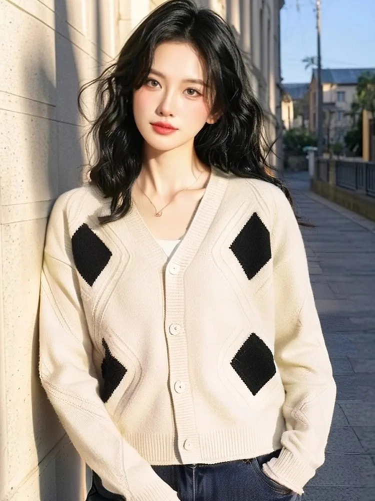 

Chic Contrast Color Knitted V-Ne Single Button Design Sweater Cardigan Faionable Ele Autumn 2026 Women's Top