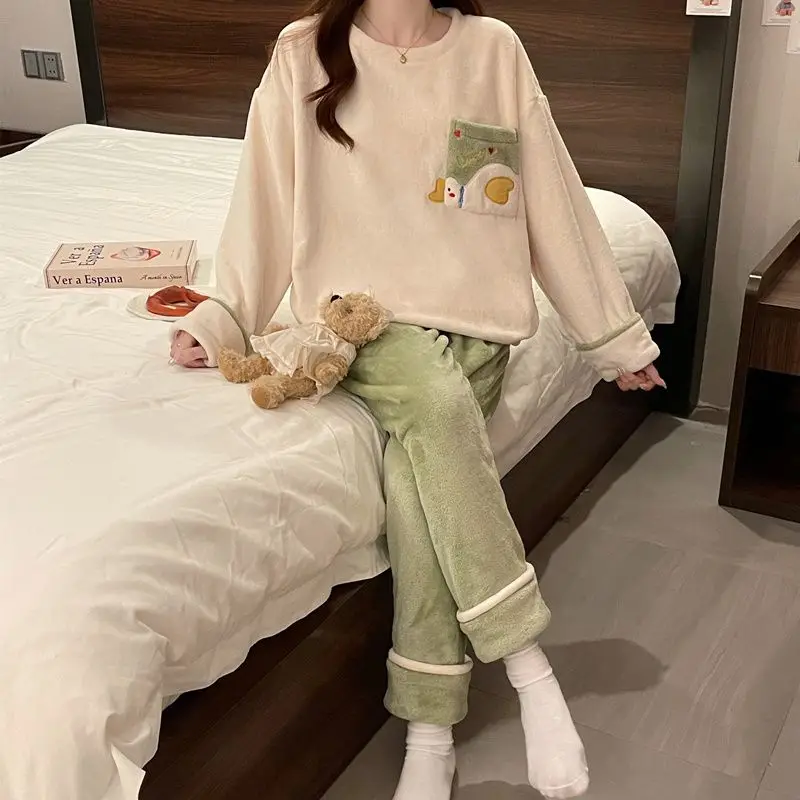 Pijamas de lana coral para mujer, ropa de dormir gruesa y cómoda, bonito modelo de dibujos animados, pijama de franela, ropa de casa, otoño e invierno