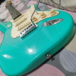 In stock, surf green electric guitars and SSS retro pickup protectors can be shipped quickly according to the buyer's address,