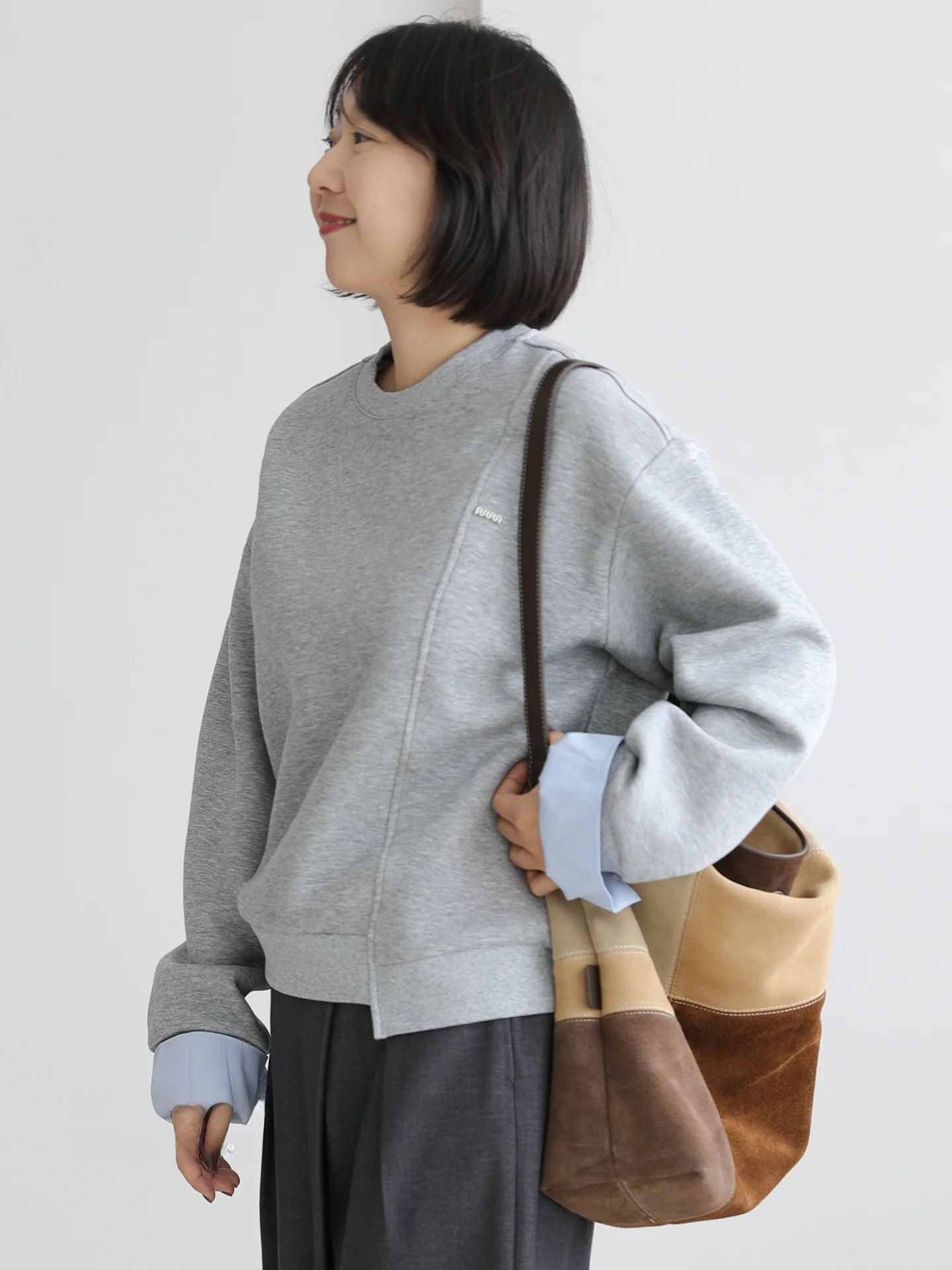 

Korean Style Asymmetrical Hem Sweatshirt with Patchwork Sleeves Breathable Long Sleeve round Neck Casual Top for Women
