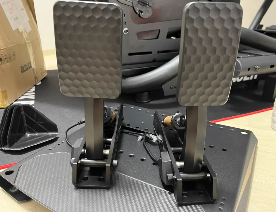 MOZA Racing CRP2 Load Cell Pedals Minimalist Design CNC Aerospace-grade Aluminum Construction Carbon Fiber Heel Plate 2