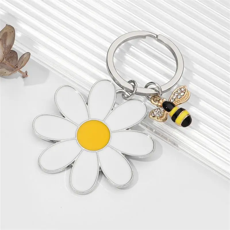 White Daisy Keychain for Women Bag Pendant Enamel Fashion Crystal Bee Stainless Steel Keyring Girls Jewelry Gift Key Chains