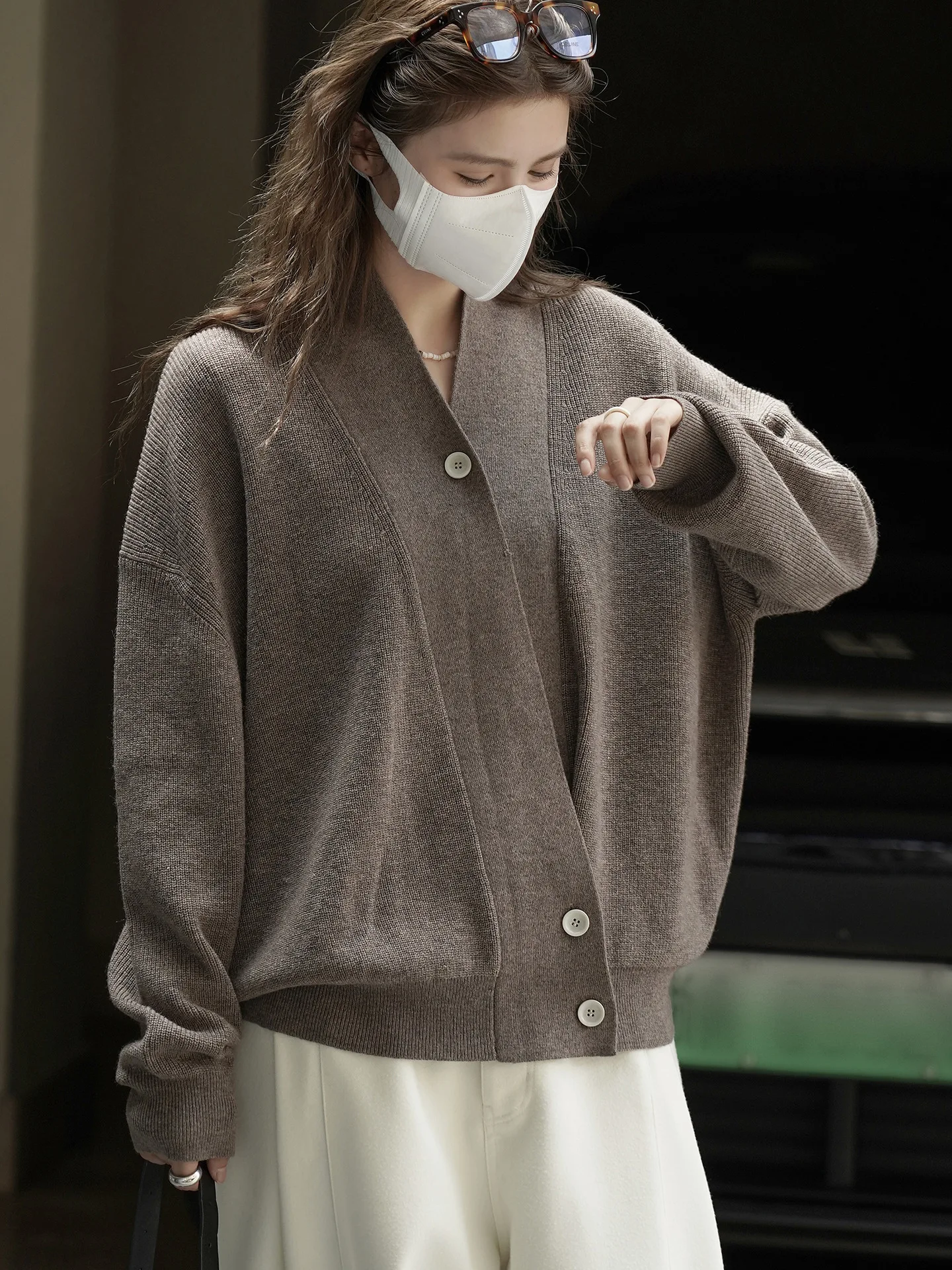 

Шерстяной вязаный кардиган с V-образным вырезом и длинными рукавами, свободный крой и утягивающий топ для женщин.