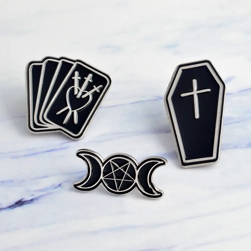 

Coffin Moon Star Poker Black Goth Gothic Pins Brooches Denim Jacket Pin Buckle Shirt Badge Fashion Gift for Friend