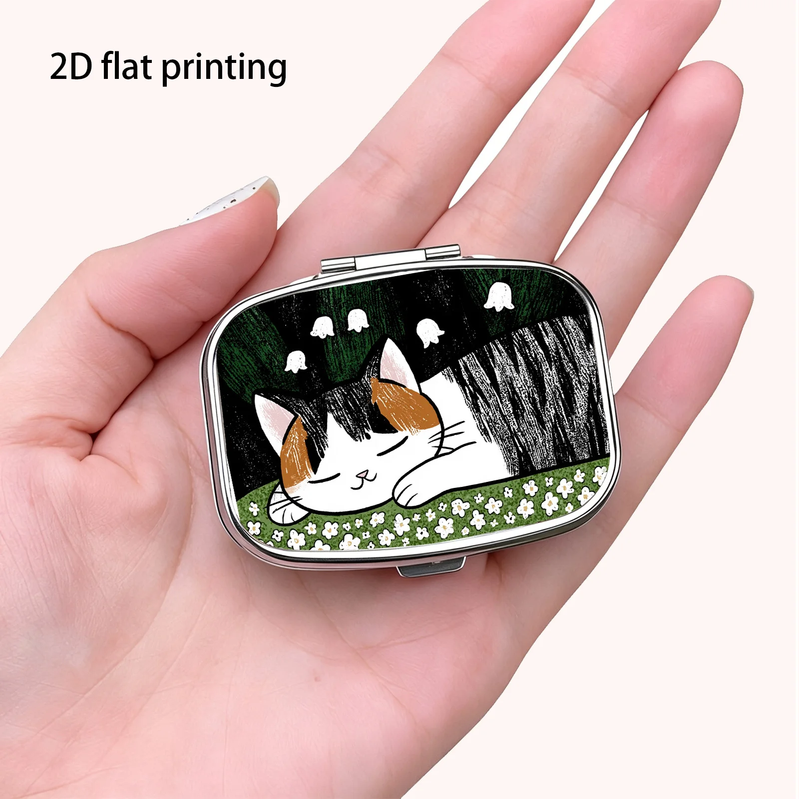 Chalk-Painted Illustration of Three Sleeping Cats and Small White Lily Flowers, Healing Cartoon Illustration Design, Square Two-Compartment Small Pill Box, Portable Medicine Storage, Small Jewelry Storage, Suitable for Handbags or Travel, Holiday Gifts, Souvenirs, Prizes, Small Gifts, for Personal Use or as an Exquisite Gift