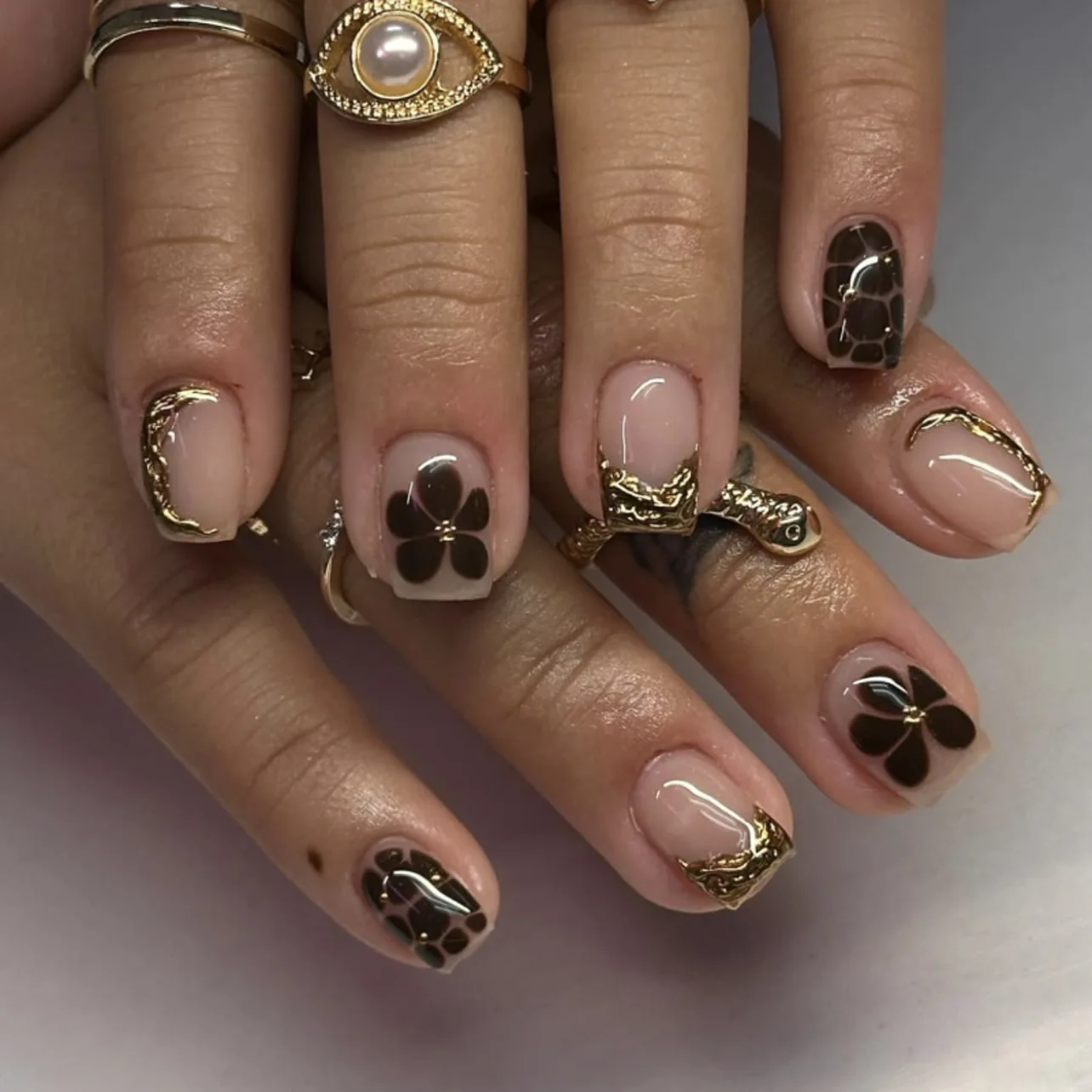 

24Pcs Short Square Head Press on Nails 3D Gilded Irregular French Design False Nails Brown Flowers Wearable Fake Nails Tips Art
