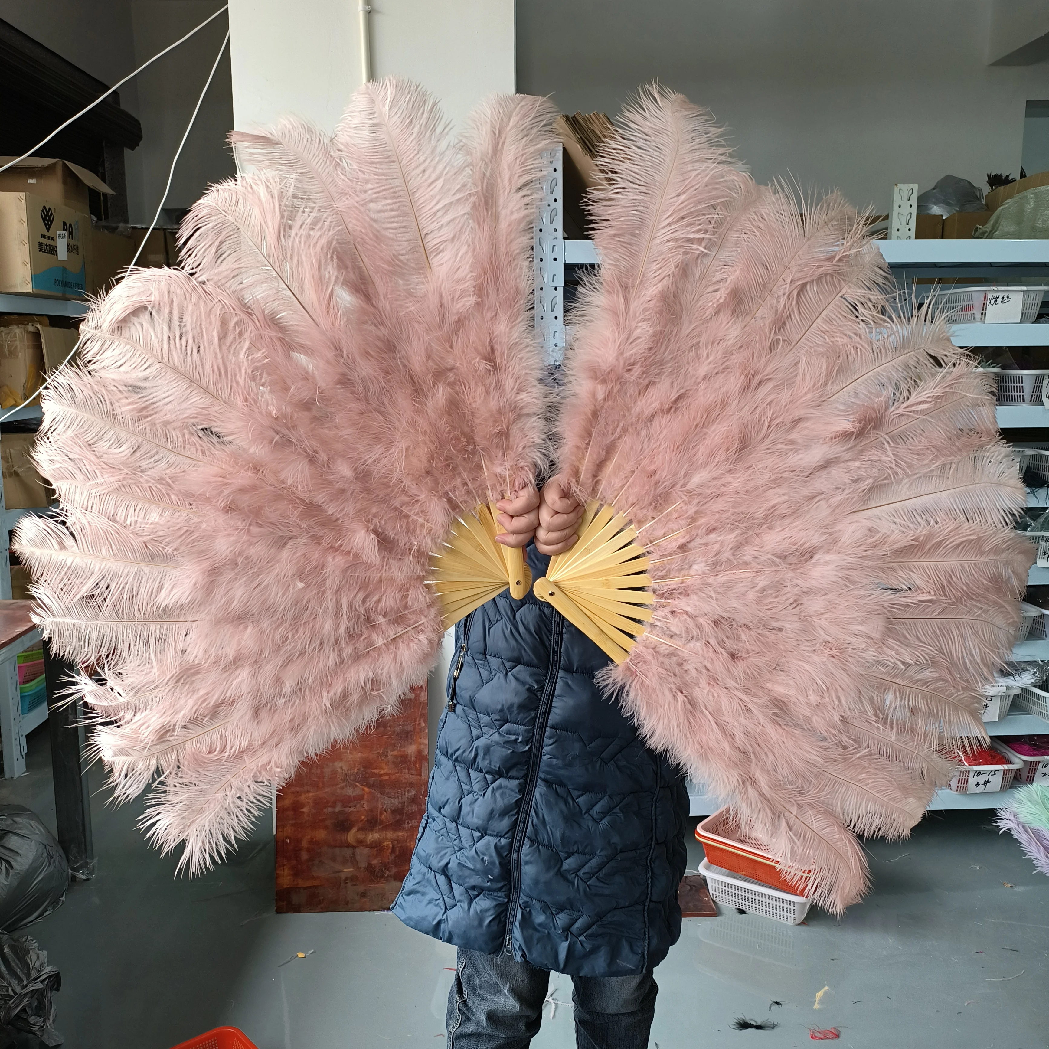 Wholesale 10PC Leather Pink Ostrich Feathers Fans for Carnival Belly Dance Magic Show Stage Decor Performance Props Customized