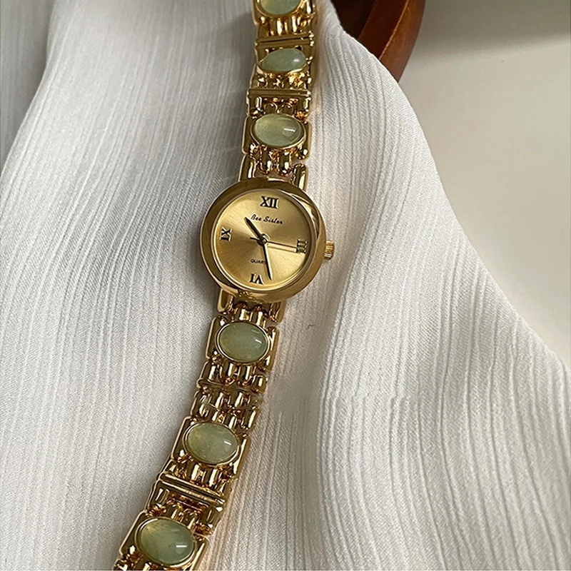 

2025 легкие роскошные часы высокого качества, женские часы с драгоценными камнями и нефритом, инкрустированный маленьким циферблатом и одеждой, элегантные кварцевые часы, женский подарок
