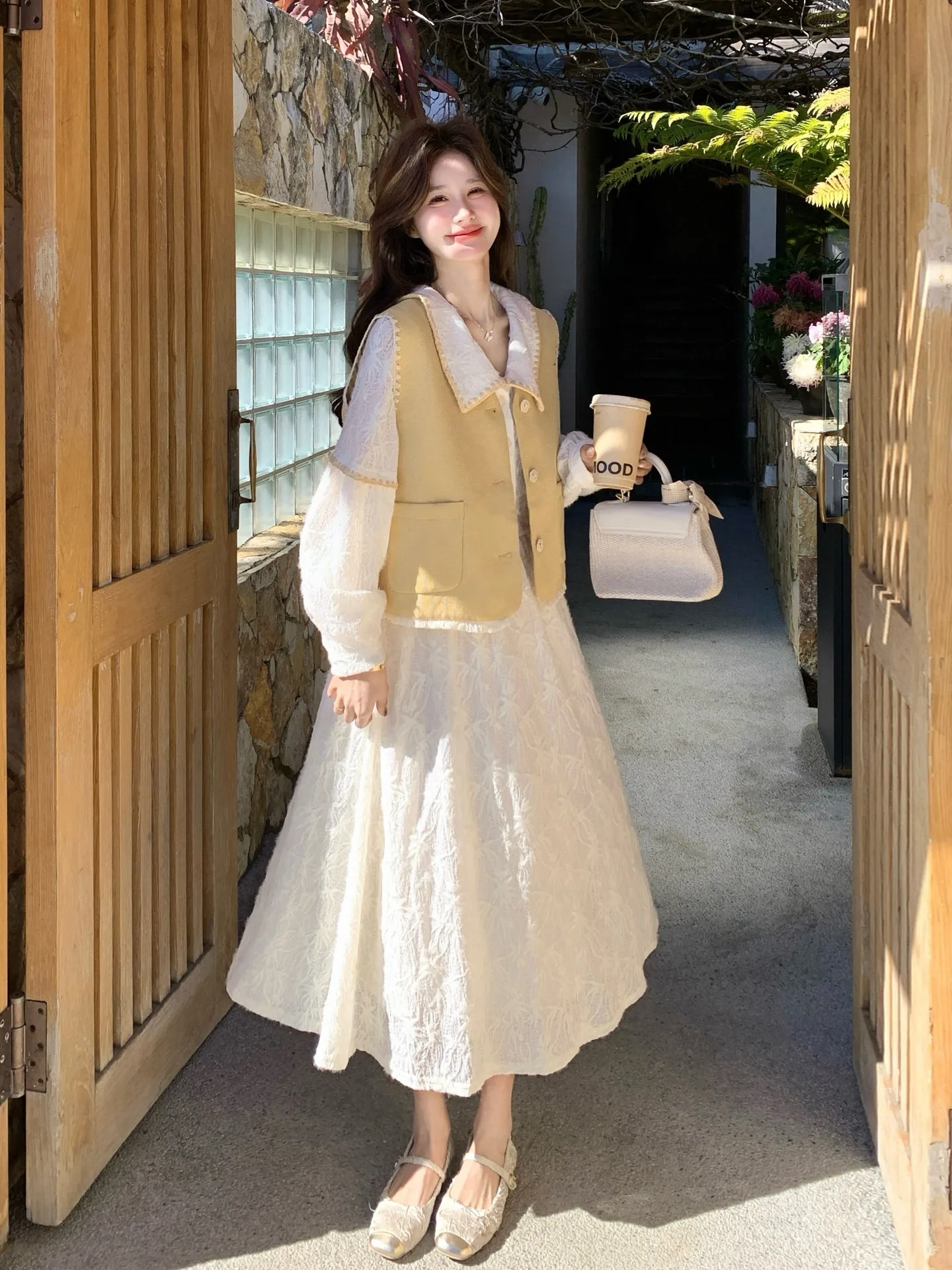 

Желтое платье-жилет и длинная юбка с белым кружевом: женский комплект из двух предметов, новинка весны 2025, повседневный свободный крой, высокая талия