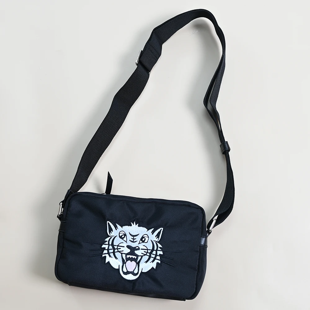 Nuovo modello di cartone animato ricamato Borsa per fotocamera a tracolla singola Sli Borsa casual coreana per il tempo libero Square ape ex