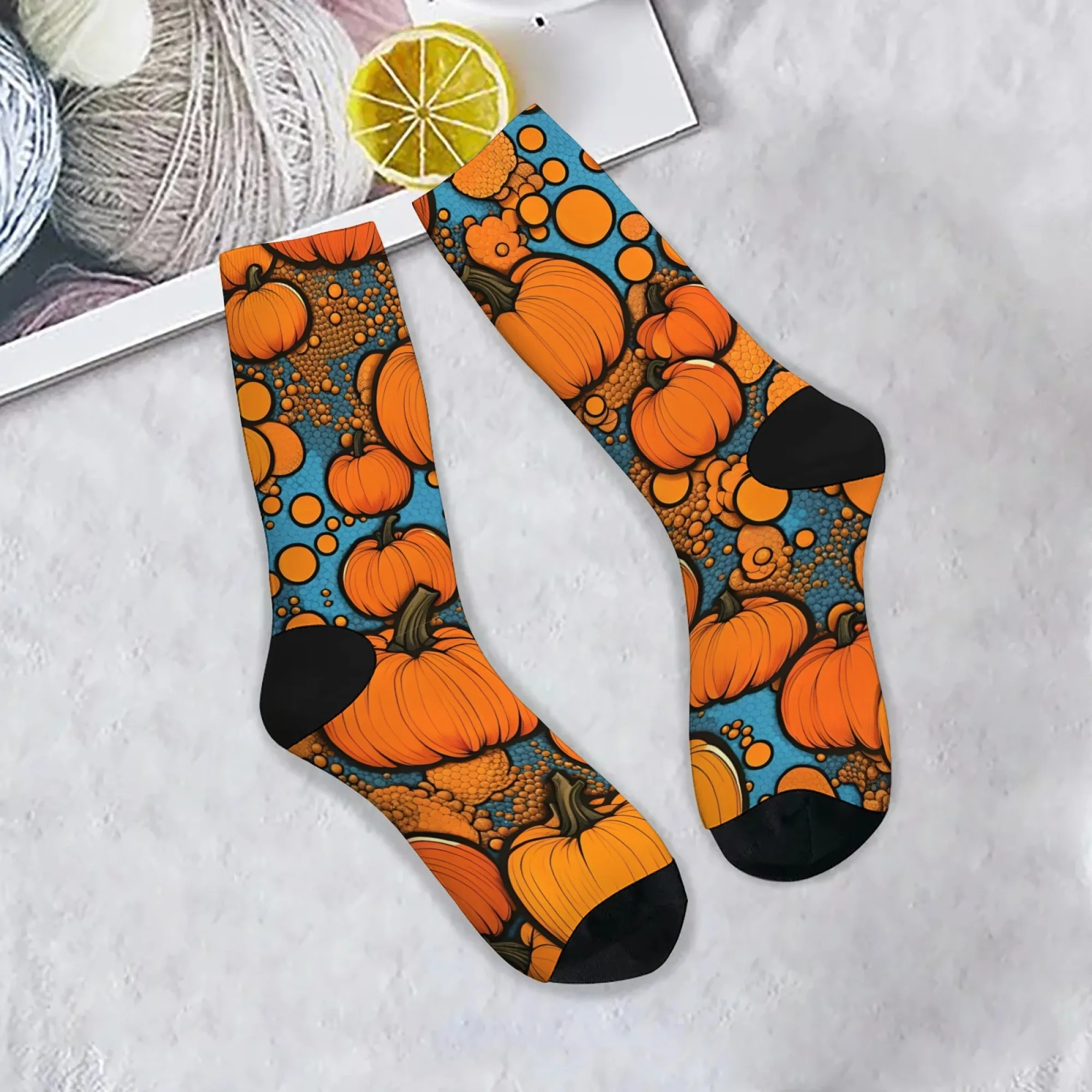Geschenkwürdige Crew-Socken mit Halloween-Motiv, Babyblau, mit handgezeichneten orangefarbenen Kürbis- und Hexenhut-Details, süßes Geschenk mit Aufdruck