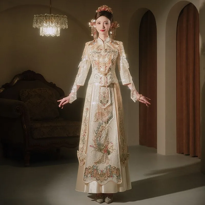 

The new champagne-colored Chinese-style thin dragon and phoenix gown is a luxurious wedding dress