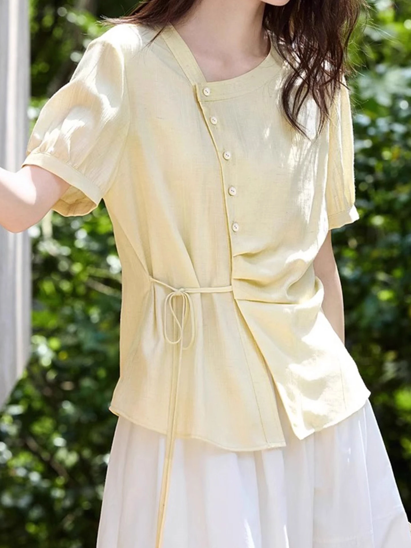 

Женская блузка Ele Korean Sle Pure Color с коротким рукавом, пуговицами, плиссировкой и поясом, коллекция Лето 2025