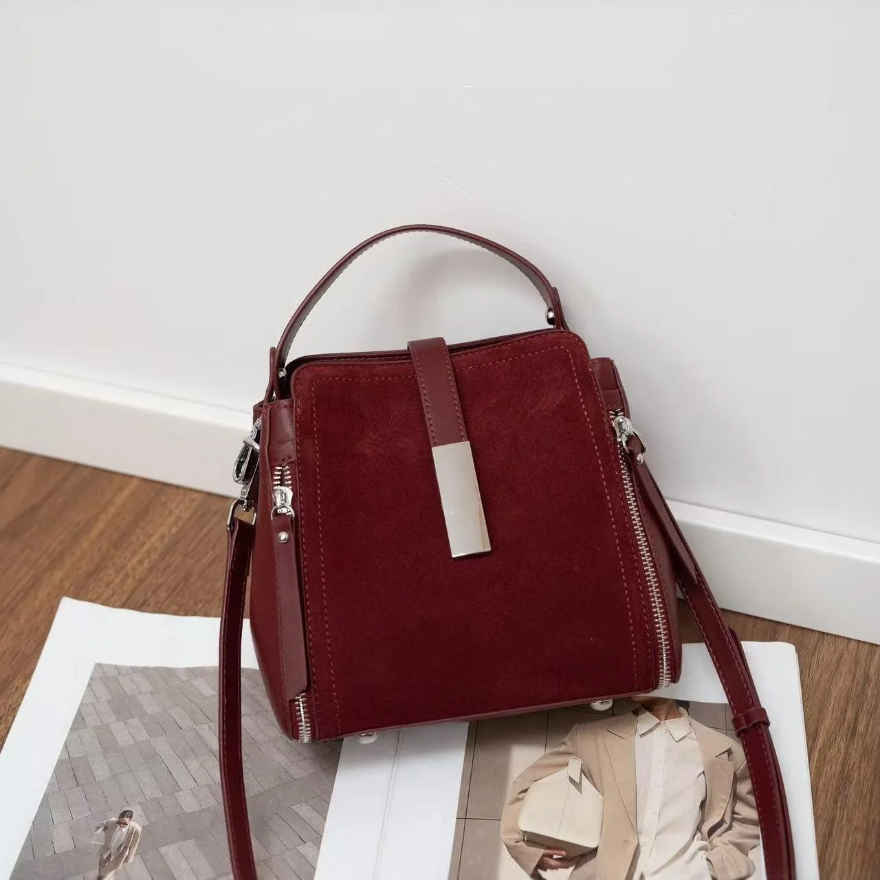 

Кожаная сумка-ведро с матовой отделкой 2025: Новая элегантная сумка через плечо, высококачественная простая женская сумка из кожи